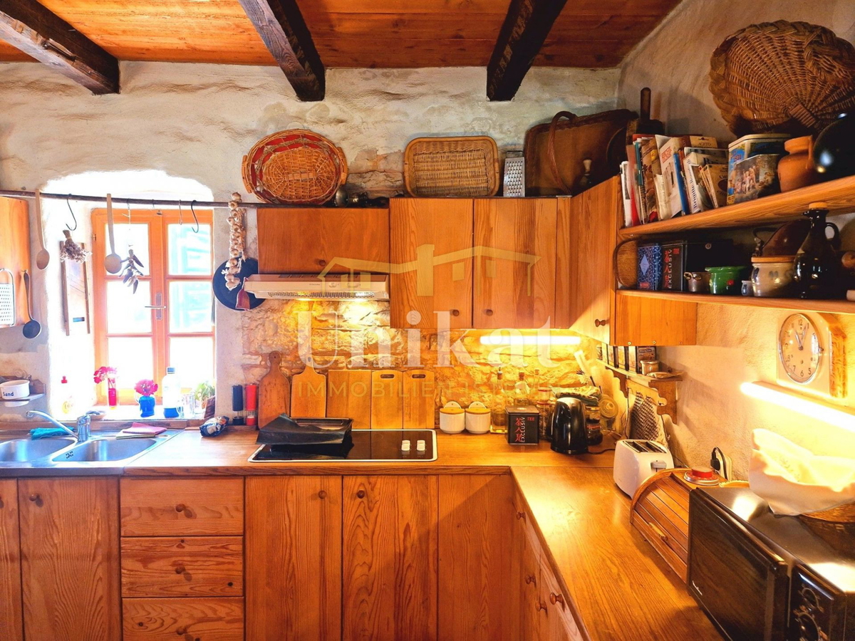 Autentica proprietà con casa in pietra e ampio terreno